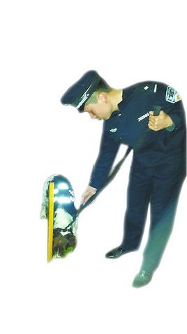 警犬嗅尋煙花爆竹