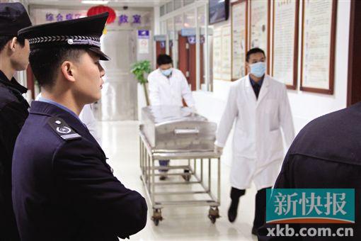 廣州押鈔員俯身?yè)焓謾C(jī)時(shí)槍支走火