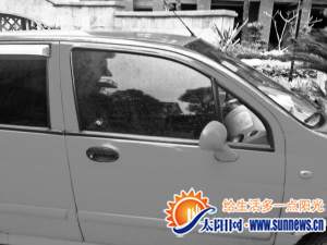 轎車車窗被打穿了一個洞