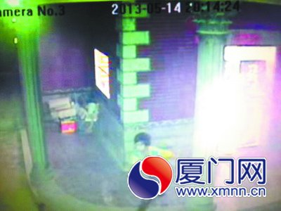 惡人放火后匆忙逃離，被監(jiān)控探頭拍下