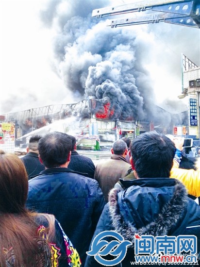 現(xiàn)場(chǎng)濃煙滾滾