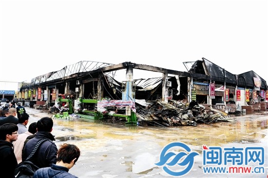 大火過(guò)后，現(xiàn)場(chǎng)一片狼藉