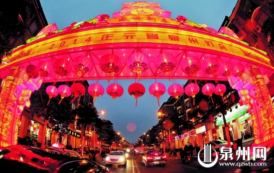 絢麗的主會(huì)場(chǎng)彩門