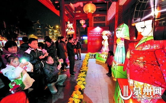 代表三個城市的人偶花燈引得人們頻按快門