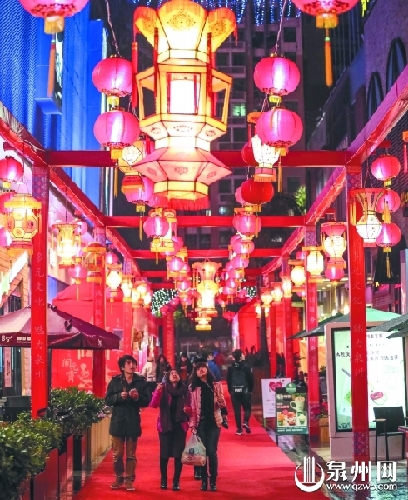 泉州浦西萬(wàn)達(dá)金街逛燈會(huì)品小吃