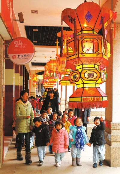 小朋友們在南安選送的元宵花燈前駐足觀賞