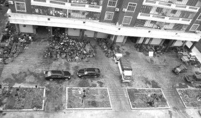 恒新花苑小區(qū)樓下，占道的廢舊汽車零件基本清空