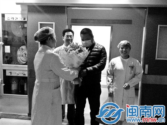 醫(yī)護(hù)人員祝賀林某康復(fù)出院