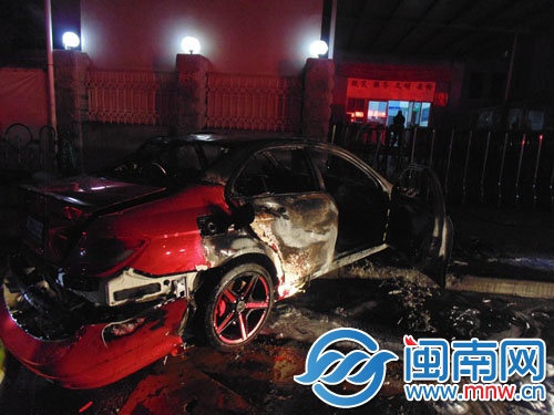 奔馳轎車車內(nèi)座位被燒成灰
