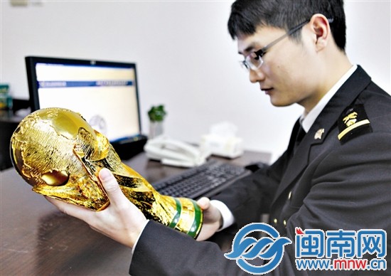 獎(jiǎng)杯外形與大力神杯造型極其相似