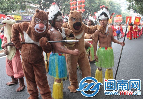 土著VS熊出沒攜手亮相廈門湖里踩街活動