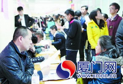 招聘會現場，企業(yè)和求職者面對面溝通