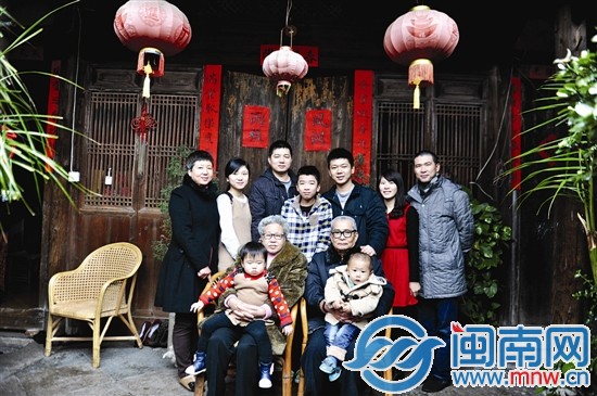 還有五位家庭成員沒能趕上這張全家福