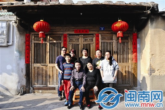 兒女各自帶著自己的小家庭，回西街拍全家福