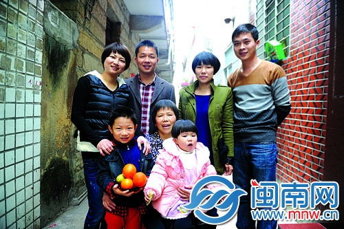 二十多年前拍的全家福里，只有4個人，如今一家已有