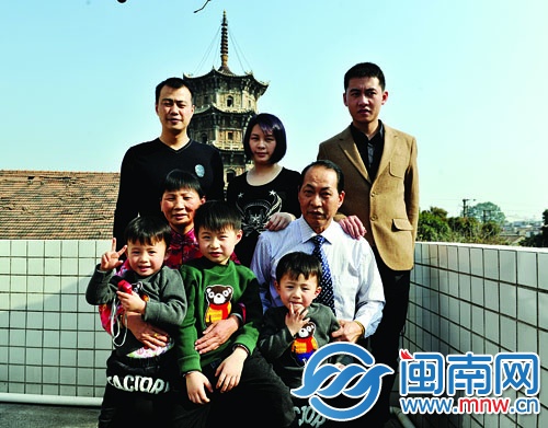 這次拍全家福，陳翠玉和十年前一樣，選擇了東塔為背景