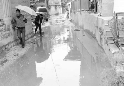 污水淹路，村民出行不便