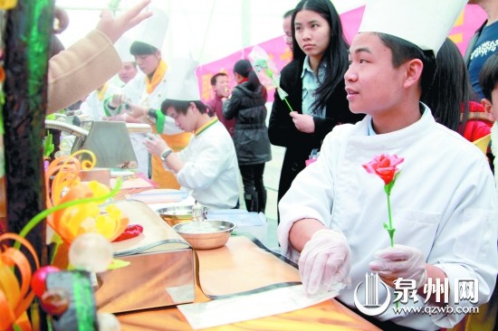 主辦方請來大廚為游客送上精美的小吃