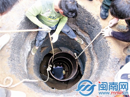 兩名工友協(xié)作