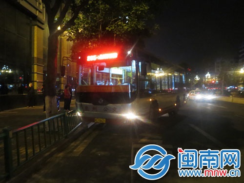 公交車撞到護(hù)欄才停下