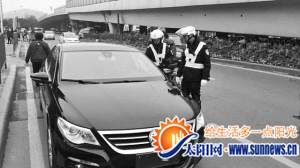 這輛無(wú)牌車遇派出所所長(zhǎng)檢查闖關(guān)，被及時(shí)攔下。