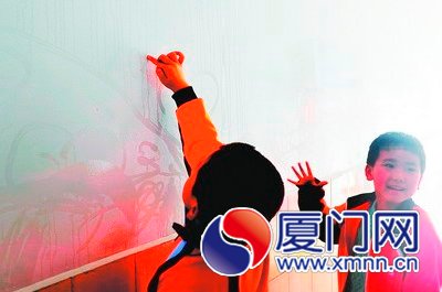 墻上能寫(xiě)字，孩子們樂(lè)不可支