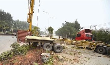 車上貨柜甩了出去