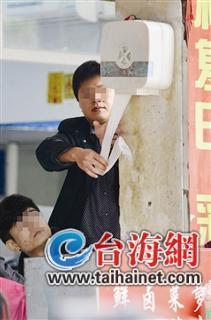 店門口掛卷衛(wèi)生紙