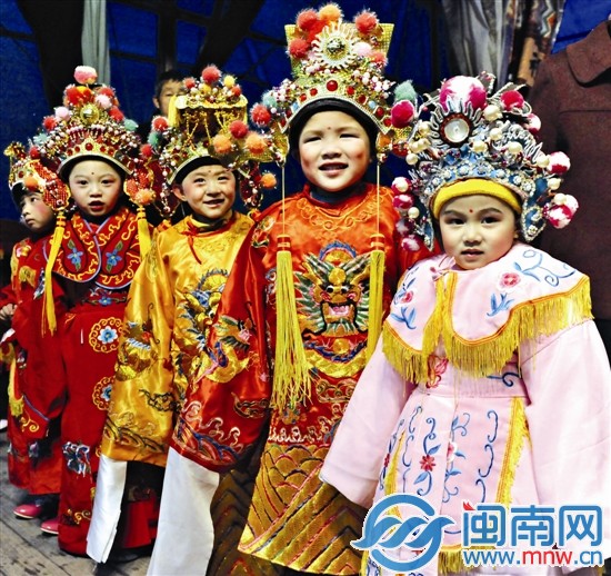 孩子們裝扮成皇帝、貴妃、宰相等