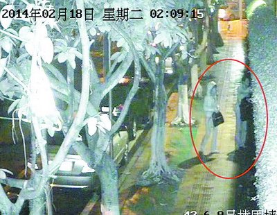 兩賊將偷來的東西藏進(jìn)草叢