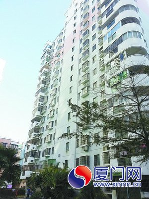 老人從這棟樓墜下。