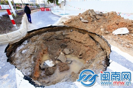 一塊十幾平方米的路面下陷