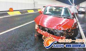 紅色轎車撞上隧道壁