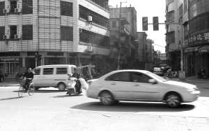 紅綠燈“罷工”，行人在車流中穿行