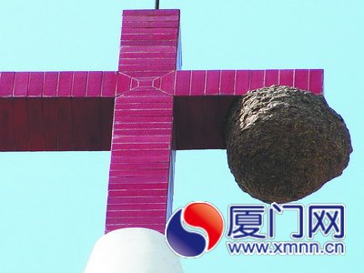 馬蜂窩棲息在教堂十字架上