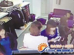 美女在火鍋店柜臺順走手機(jī)