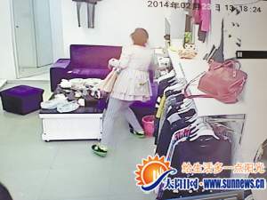 兩人拖住店主，另一人趁機(jī)偷手機(jī)