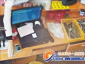 三妙齡女到服裝店假裝買衣服