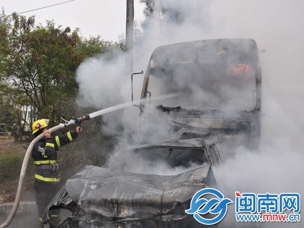 兩車被燒得面目全非