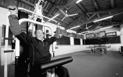 村民正在宗祠內(nèi)健身