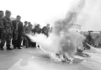 村民體驗使用滅火器滅火