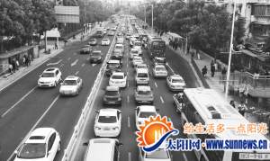 湖濱中路堵車隊(duì)伍排起長(zhǎng)龍