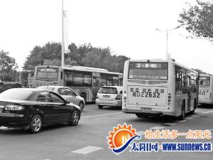 鷺江道車輛長龍動彈不得