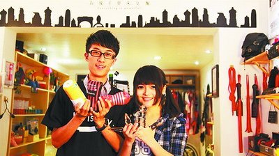 馬佳佳和她的搭檔馬威試用過店里所有的商品