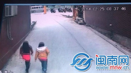 警方調(diào)取監(jiān)控,查看到兩個(gè)女孩子1個(gè)多小時(shí)的行蹤