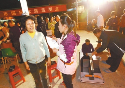 市民在進行身高體重、坐位體前屈等項目測試