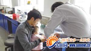 小賈正陪孩子采集血樣