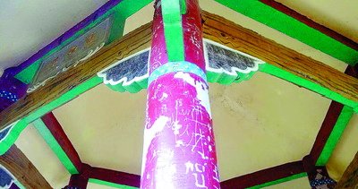 南普陀柱子上傷痕累累。