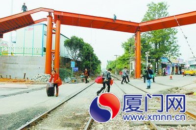 高崎站新建人行天橋正在加緊施工，預(yù)計(jì)明日投用