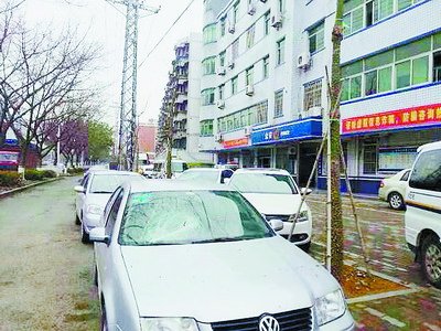 擋風(fēng)玻璃被砸成“蜘蛛網(wǎng)”。